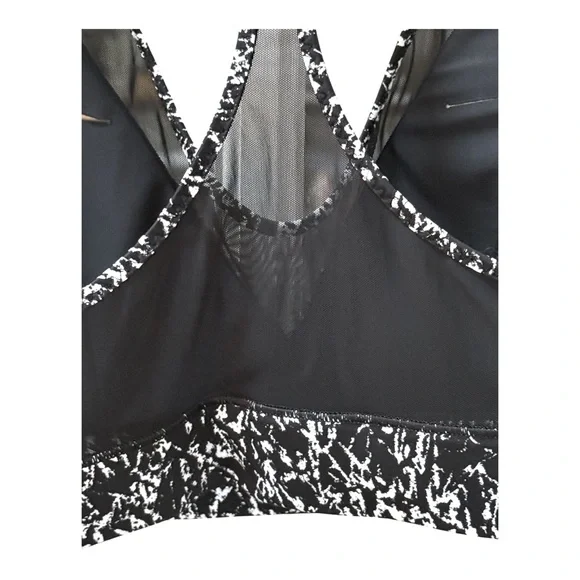 Women’s Lululemon Black and White Mesh Sports Bra! Size 6! - Picture 3 of 6